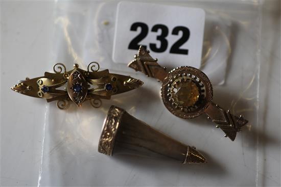 2 x 9ct brooches and a hardstone brooch
